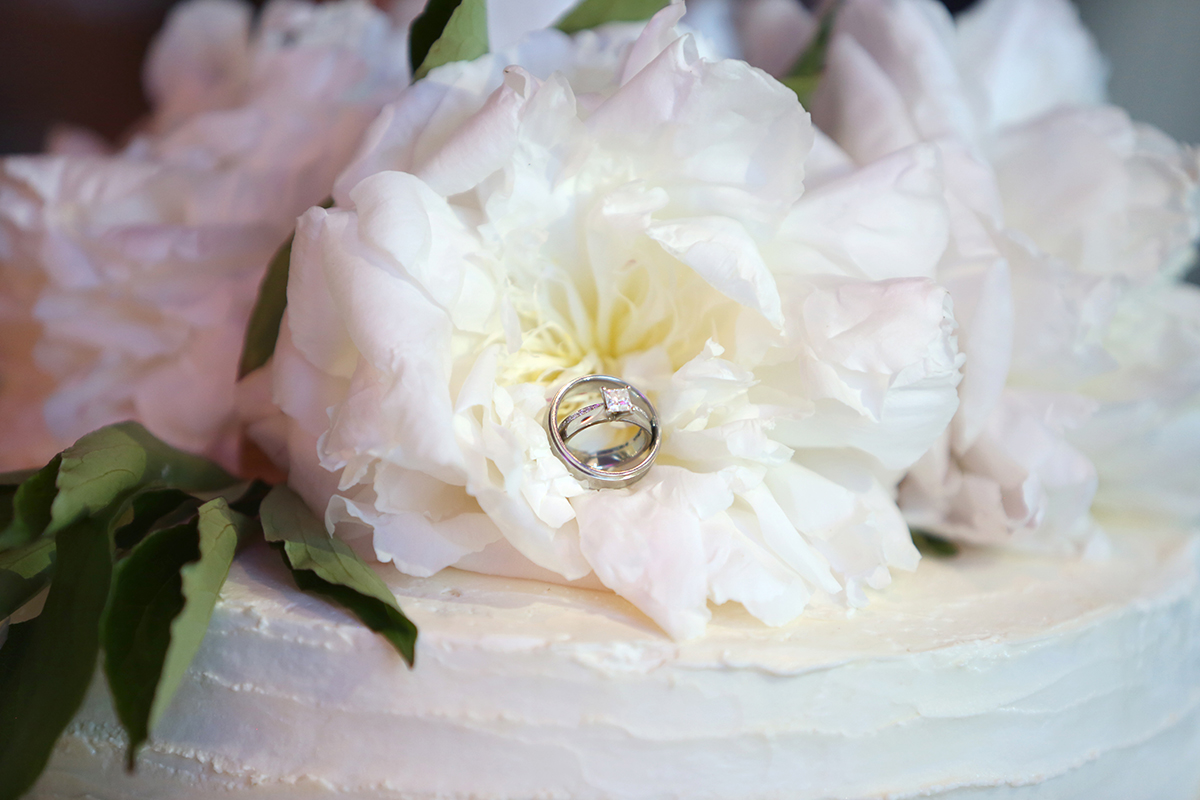 burnaby-golf-course-wedding---bouquet-with-rings