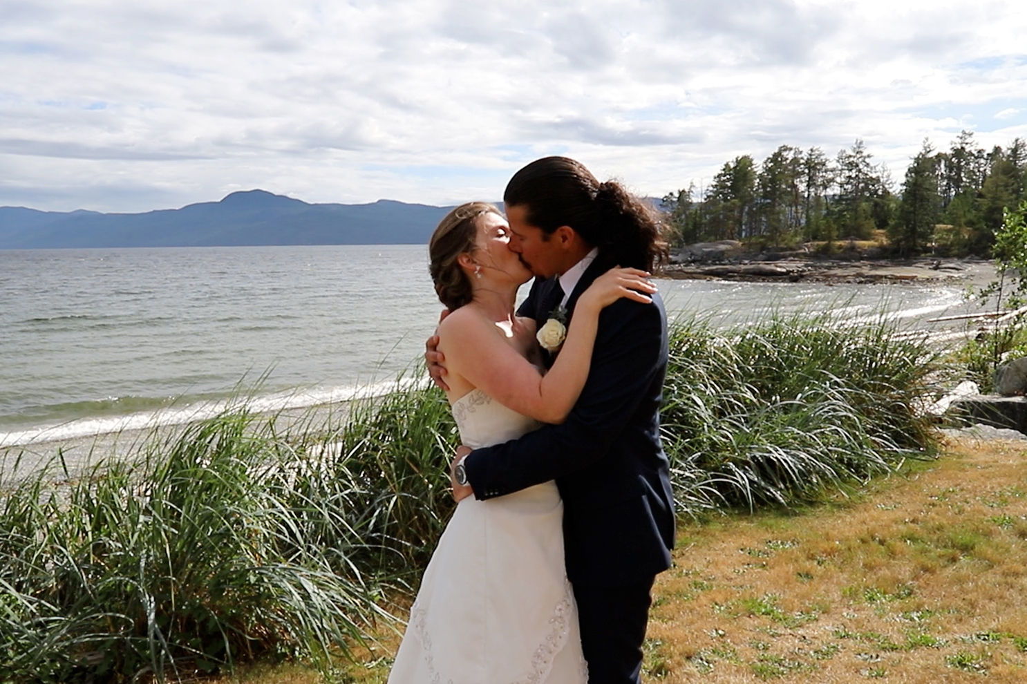 Palm Beach wedding powell river - beach kiss